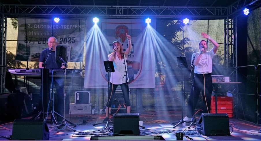 Partyband Lampenfieber beim Live-Auftritt mit Livemusik beim Oldtimer-Treffen in Mühlenbeck